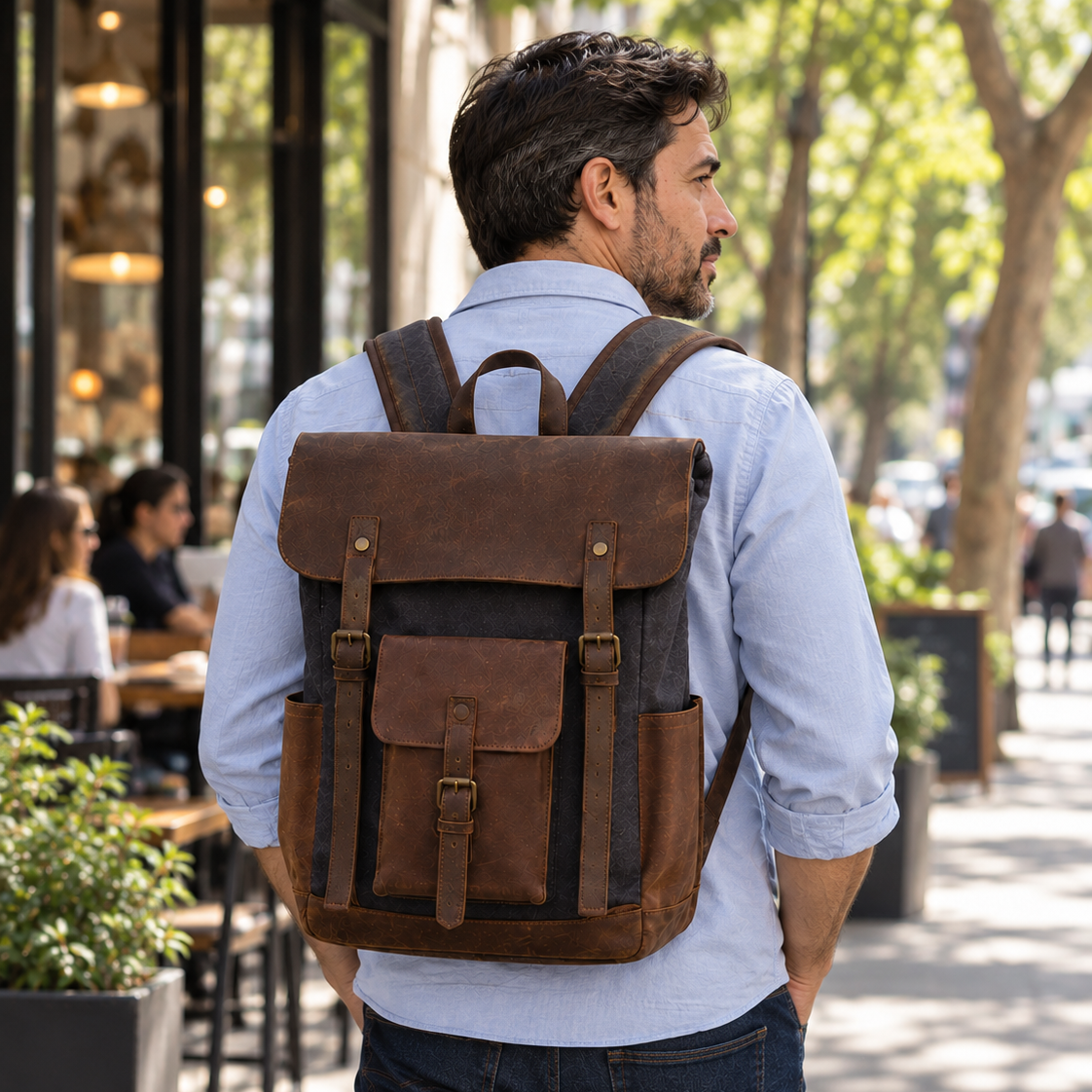 Mochila Austral — persona de espalda, calle